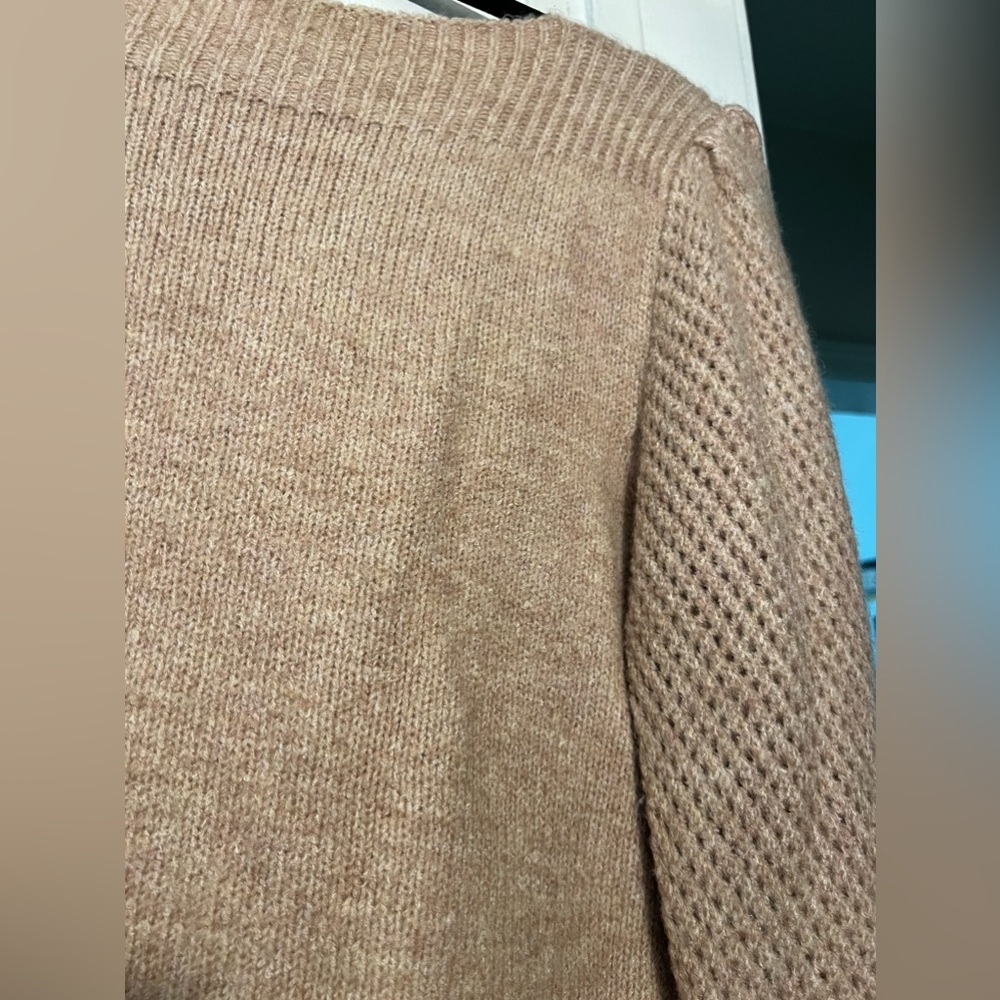 BLUSH CREAM SWEATER - EYELET DESIGN - SIZE LRG - Picture 2 of 3